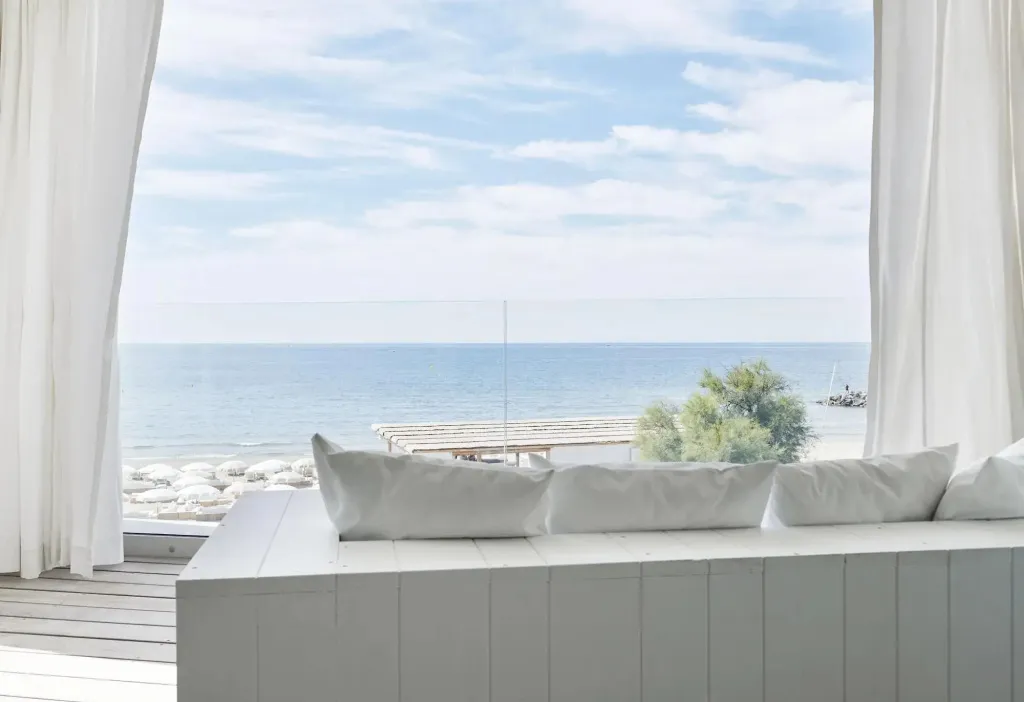 Vue sur la mer depuis un espace de détente lumineux.