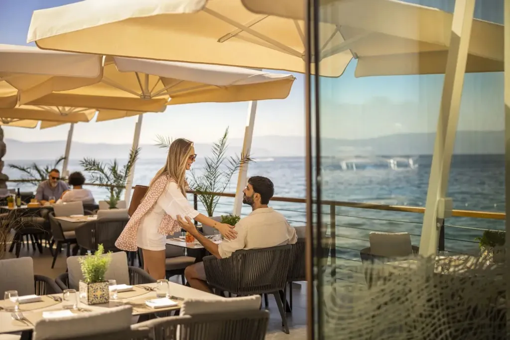 Une terrasse ombragée offre une vue sur la mer.