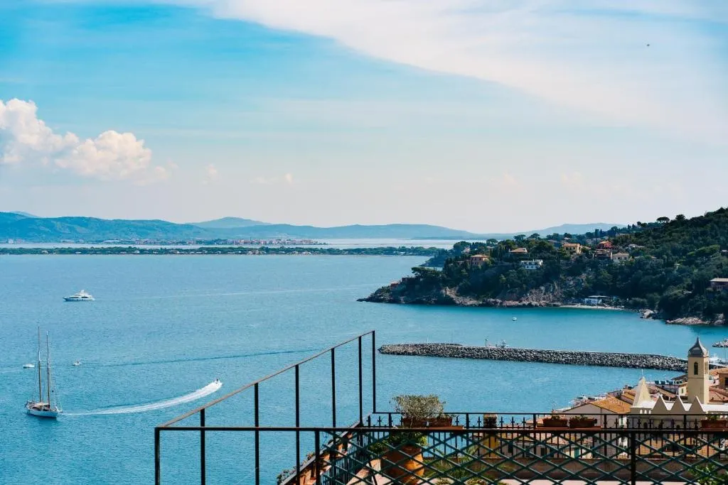 Vue panoramique sur une baie ensoleillée et une ville côtière.