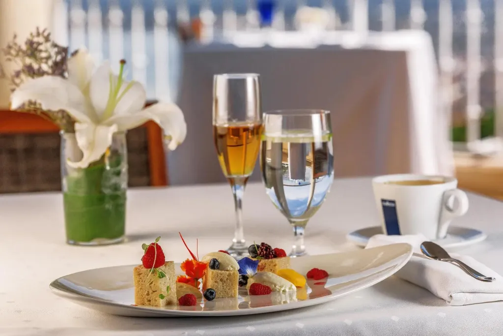 Assiette de desserts variés présentée sur une table nappée en blanc.