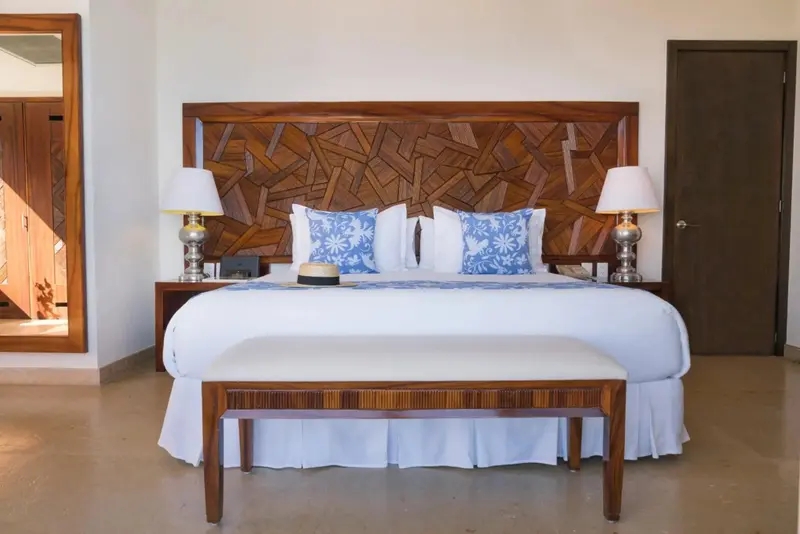 Une chambre lumineuse avec un grand lit et une décoration en bois.