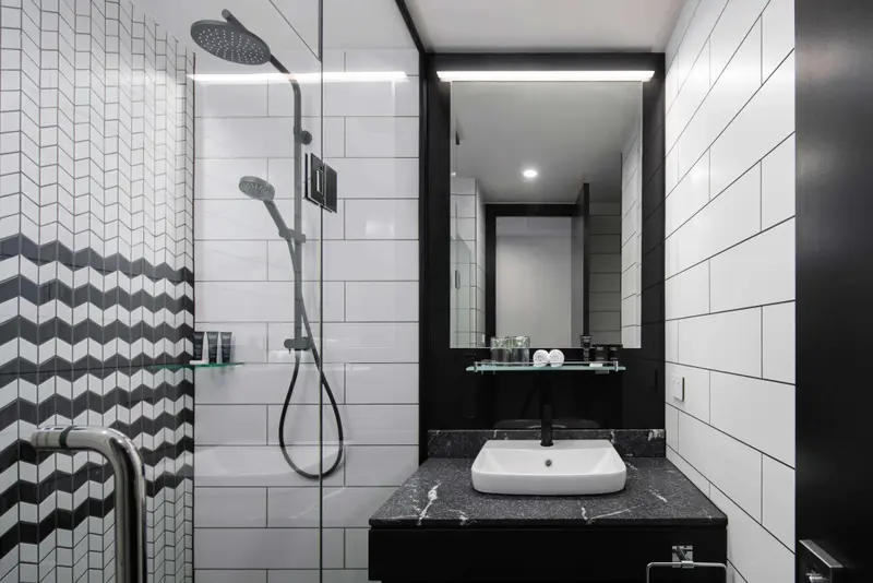 Une salle de bain moderne avec douche à l'italienne et vasque sur meuble.