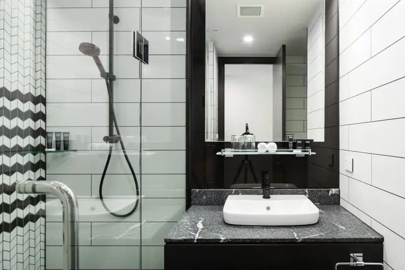 Une salle de bain moderne avec douche à l'italienne et vasque sur meuble.