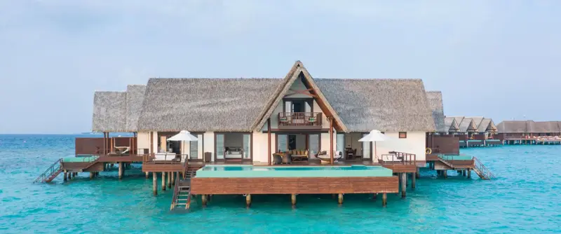 Villa sur pilotis avec piscine privée et accès direct à la mer.