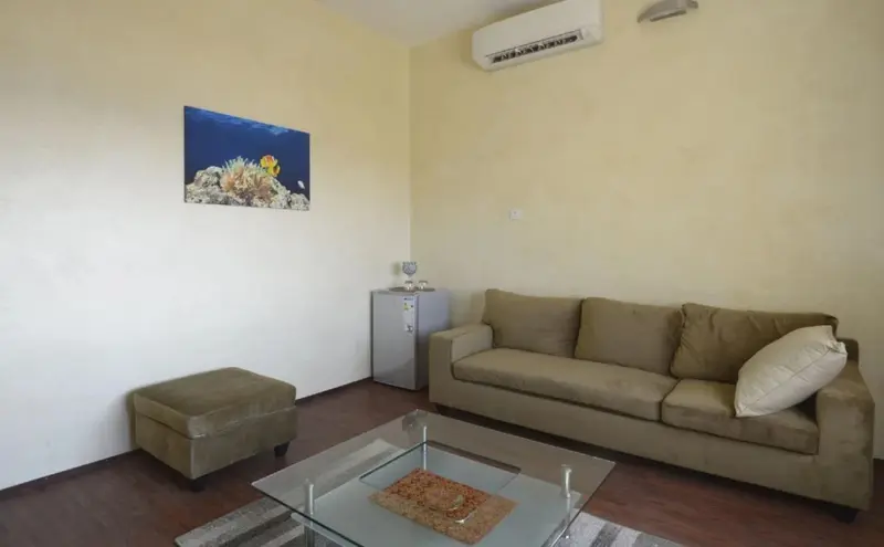 Espace de détente intérieur avec canapé et table basse.