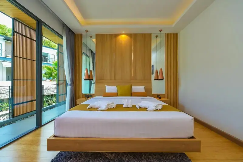 Une chambre lumineuse avec un grand lit et une décoration moderne.