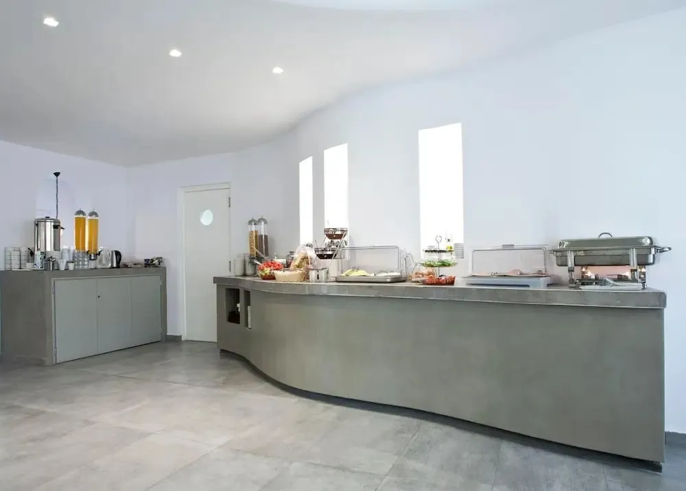 Un buffet propose une variété de plats et de boissons dans une salle lumineuse.