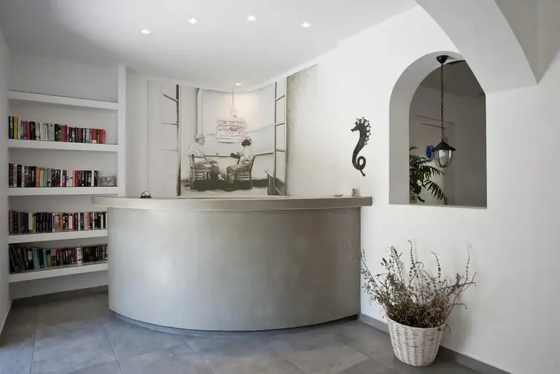 Un comptoir d'accueil moderne est devant un mur décoré d'une grande image sous-marine.