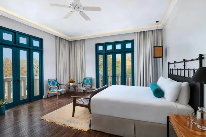 Une chambre lumineuse avec un lit king-size et un accès à une terrasse.