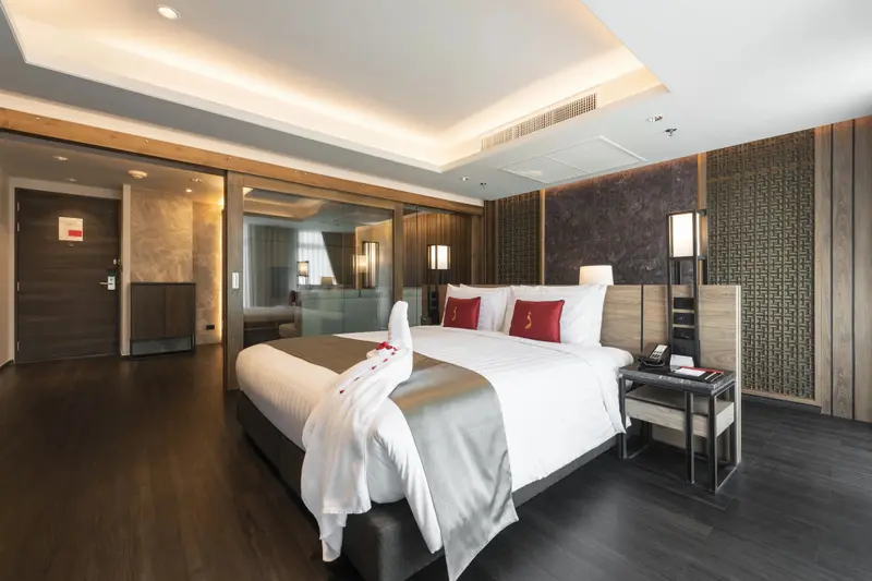 Une chambre spacieuse avec un grand lit et une décoration moderne.