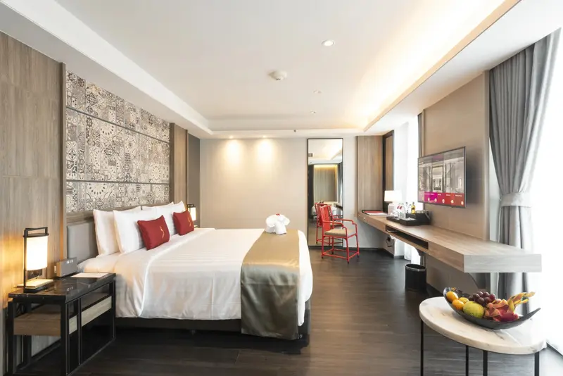 Une chambre lumineuse avec un grand lit et un espace de travail.
