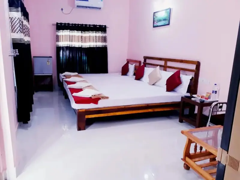 Une chambre lumineuse avec un grand lit et une décoration sobre.
