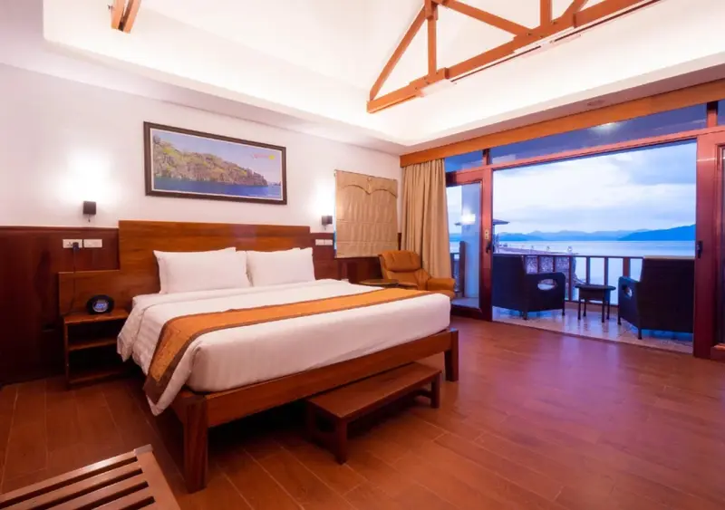 Une chambre spacieuse avec un grand lit et une vue sur la mer.