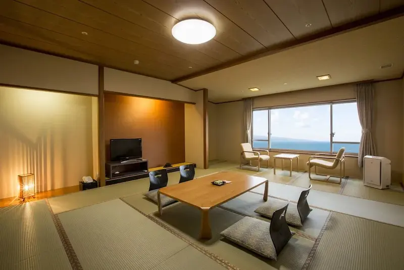 Espace de vie intérieur lumineux avec vue sur la mer.