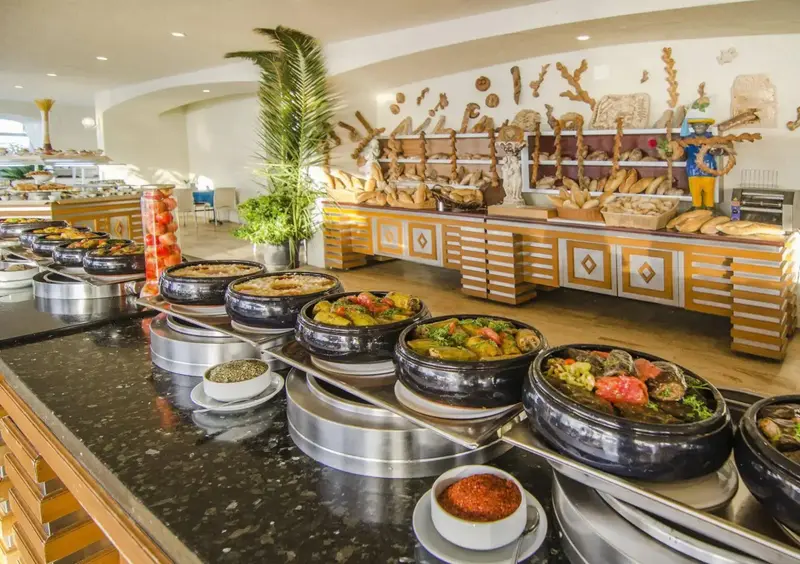 Un buffet propose une variété de plats chauds et de salades.