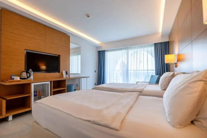 Une chambre lumineuse avec un grand lit et un espace détente.