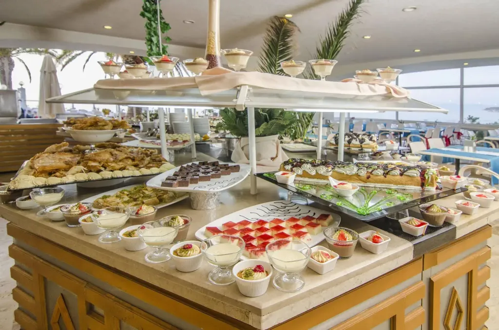 Un buffet propose une grande variété de desserts et de pâtisseries.