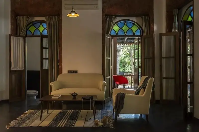 Un salon lumineux s'ouvre sur un espace extérieur verdoyant.