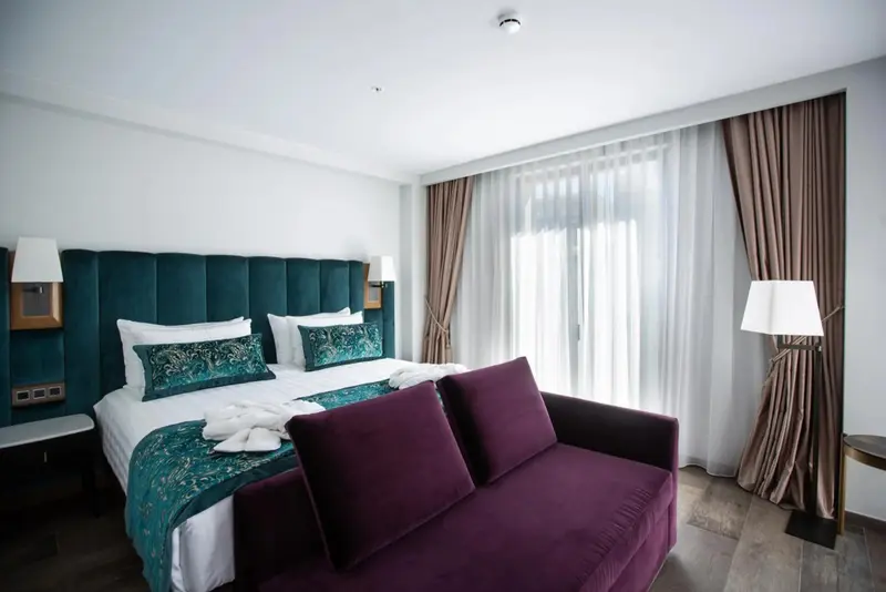 Une chambre à coucher avec un grand lit et un canapé.