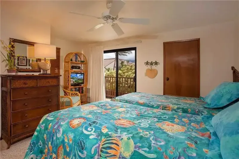 Une chambre lumineuse avec deux lits simples et un accès à un balcon.