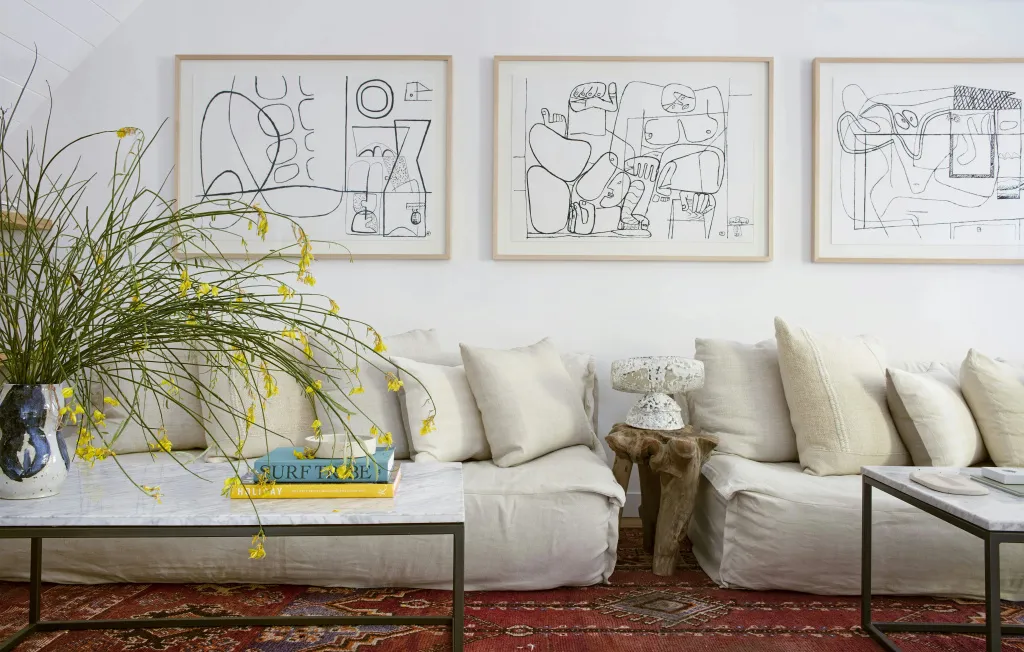 Un espace de détente intérieur avec canapés et œuvres d'art au mur.