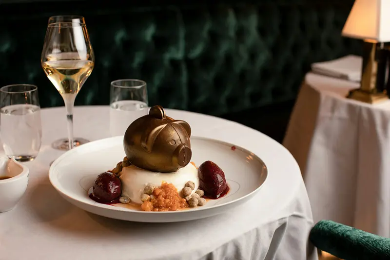 Présentation d'un dessert sophistiqué sur une table dressée.