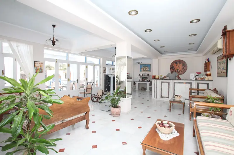 Espace intérieur lumineux avec des canapés et un comptoir d'accueil.
