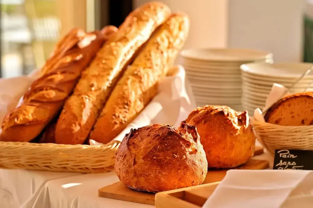 Des pains variés sont présentés sur un buffet.