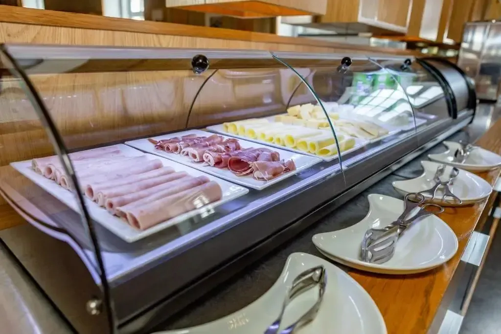 Présentation de charcuterie et de fromage sur un buffet.