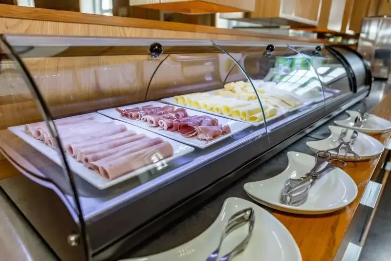 Présentation de charcuterie et de fromage sur un buffet.