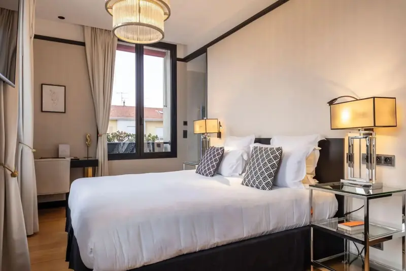 Une chambre lumineuse avec un grand lit et une décoration soignée.