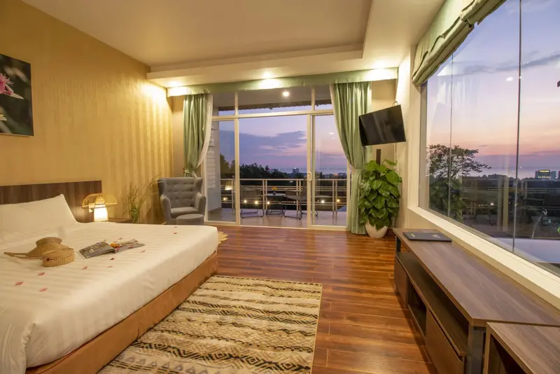Une chambre lumineuse avec un grand lit et une vue sur le paysage.