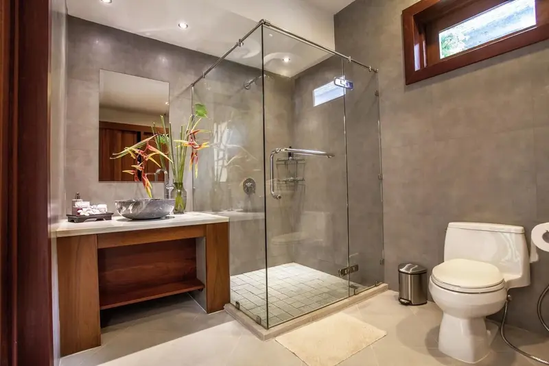 Une salle de bain moderne avec douche à l'italienne et vasque sur meuble.