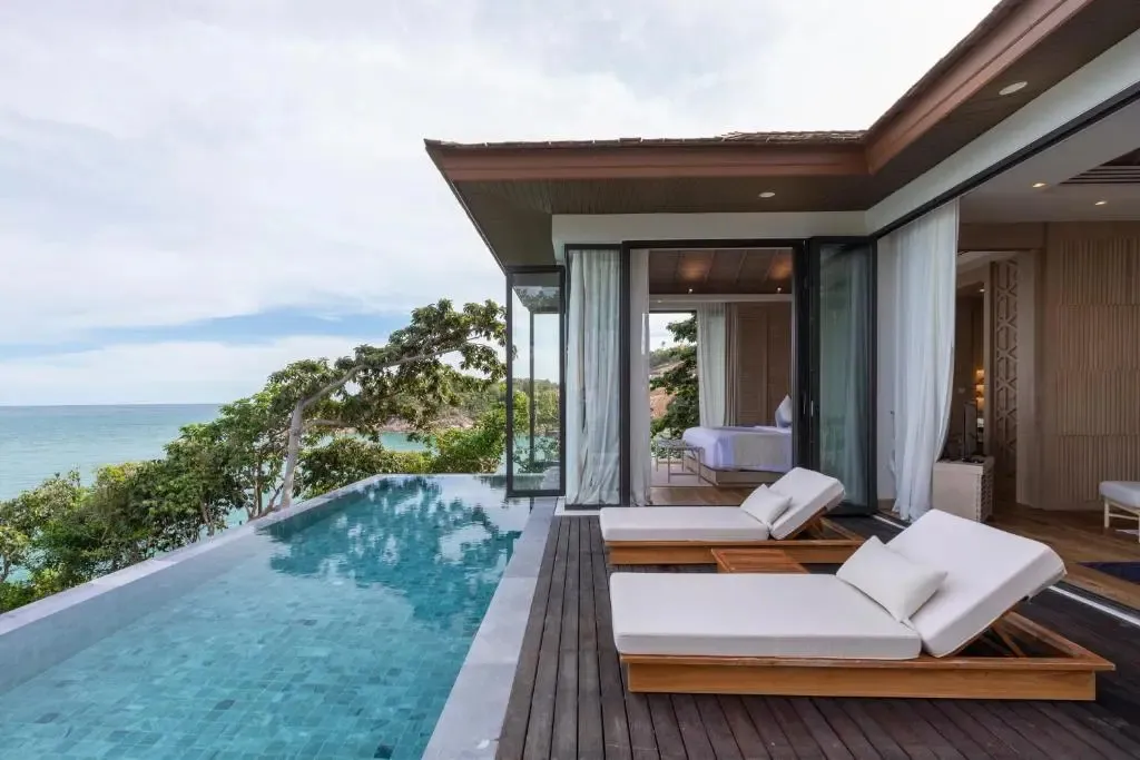 Terrasse avec piscine et vue sur la mer.