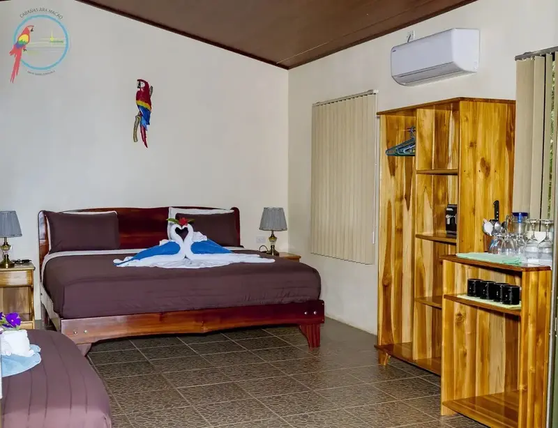 Une chambre lumineuse avec un grand lit décoré de serviettes en forme d'animaux.