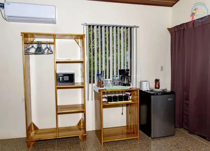 Un espace de préparation de boissons avec une cafetière et un réfrigérateur.