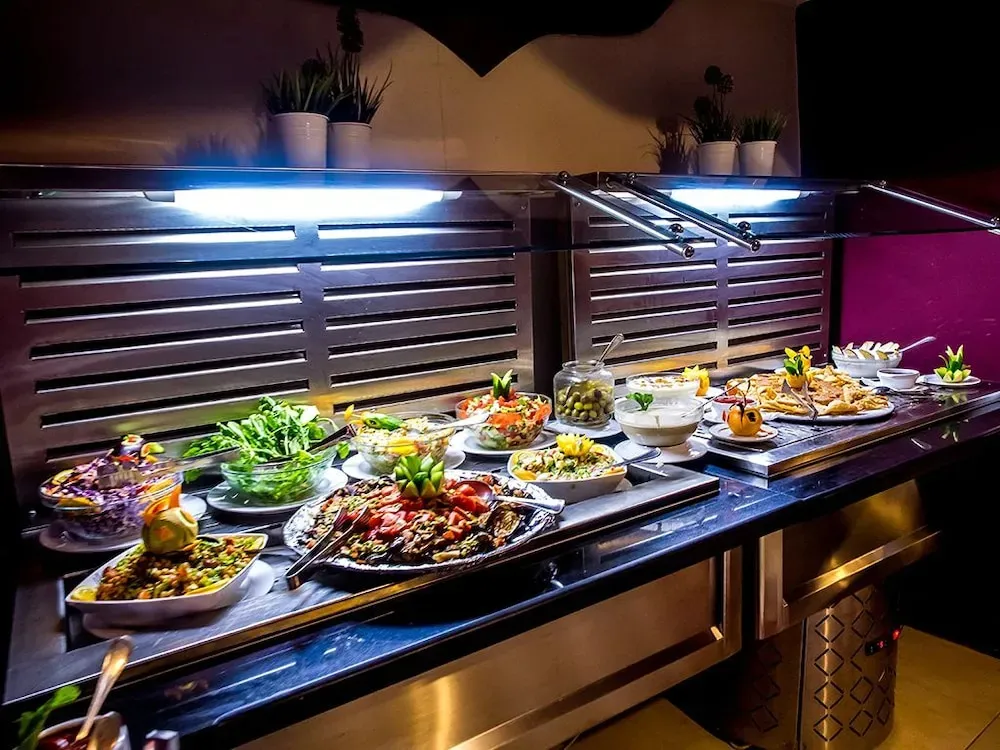 Un buffet propose une variété de salades et de plats décorés.