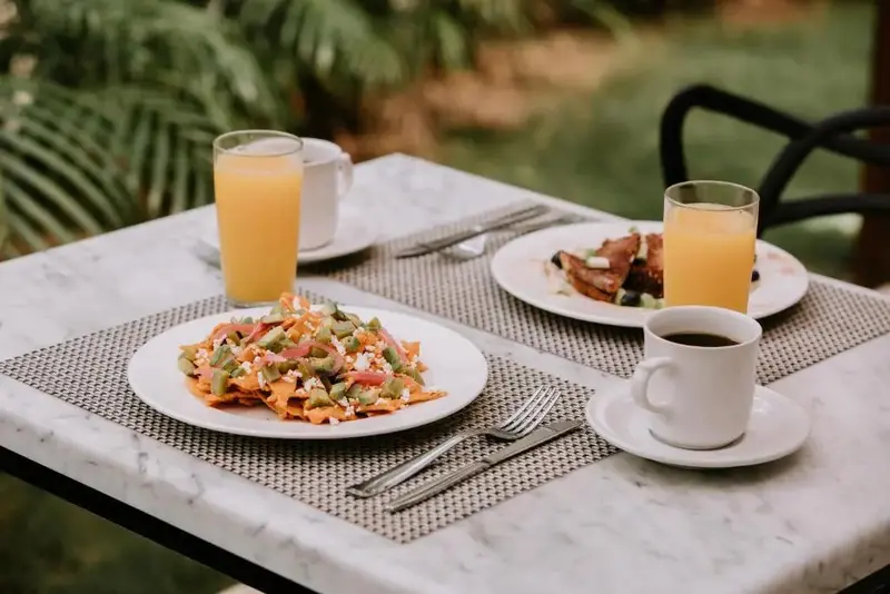 Une table est dressée avec des plats et des boissons.