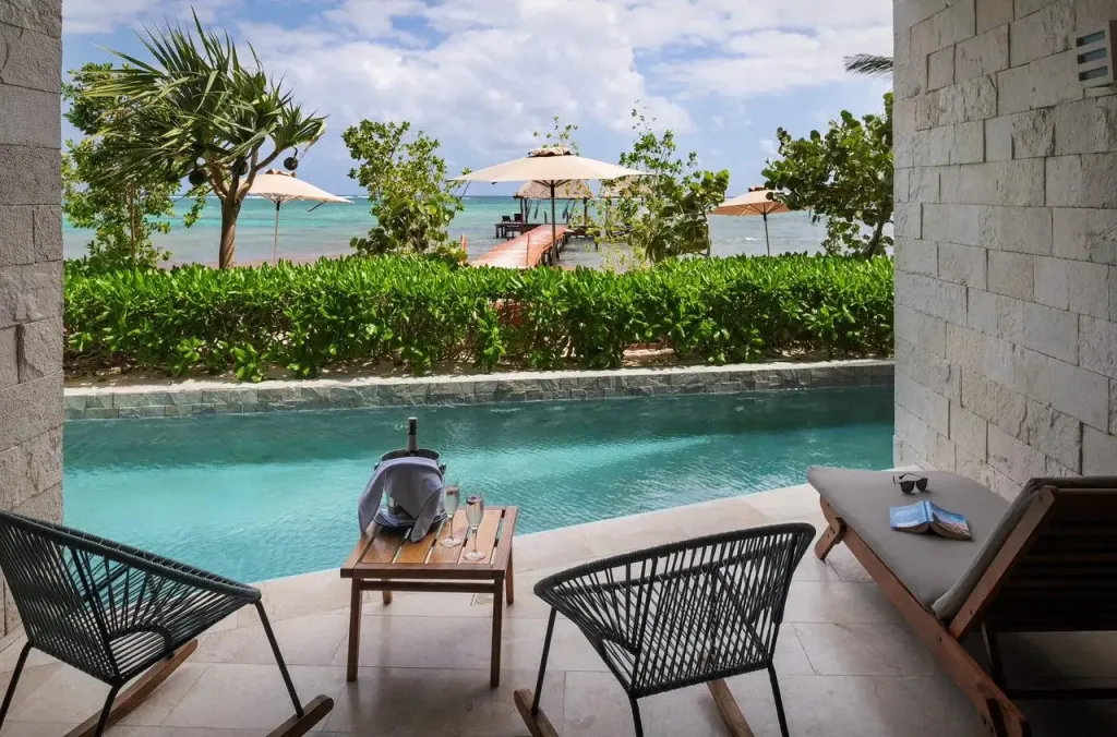 Terrasse avec piscine et vue sur la mer.
