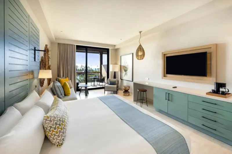 Une chambre lumineuse avec un grand lit et un accès à une terrasse.