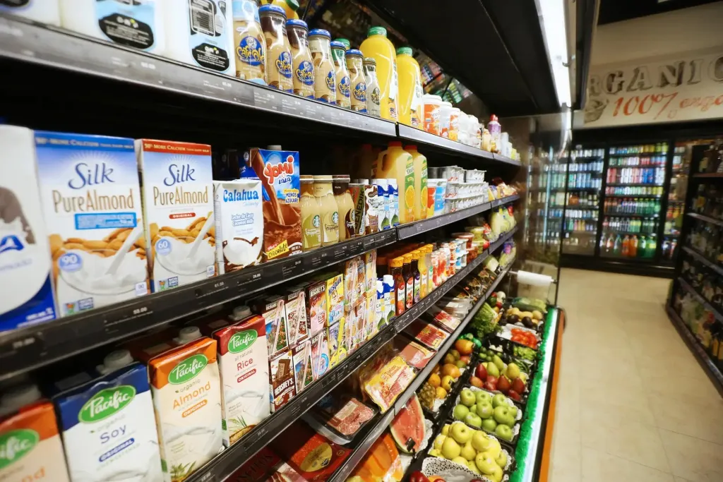 Rayonnages remplis de boissons et de produits alimentaires frais.
