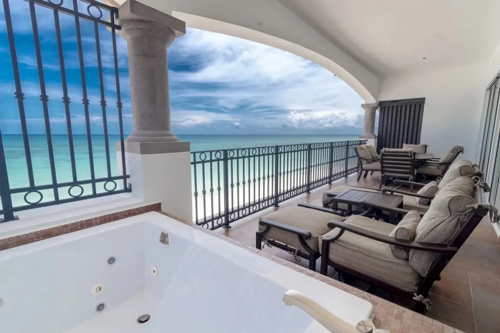 Un jacuzzi extérieur offre une vue sur la mer depuis une terrasse.
