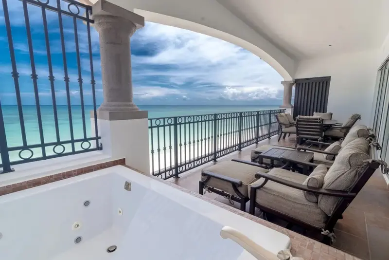 Un jacuzzi extérieur offre une vue sur la mer depuis une terrasse.