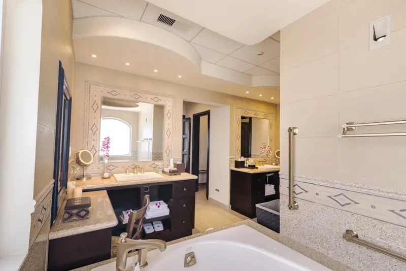 Une salle de bain spacieuse avec deux vasques et une baignoire.