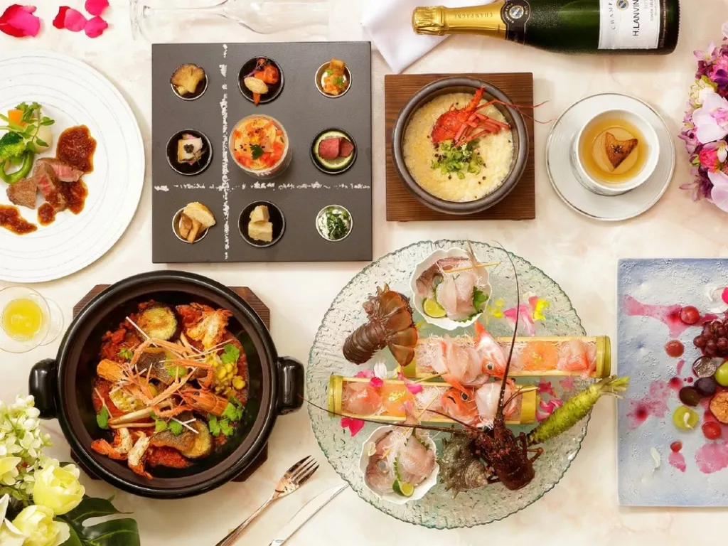 Présentation raffinée de plusieurs plats gastronomiques sur une table blanche.