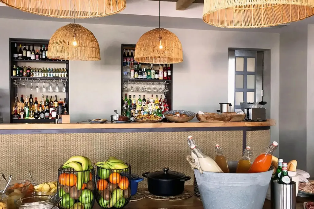 Un comptoir de bar en bois présente une sélection de boissons et de collations.