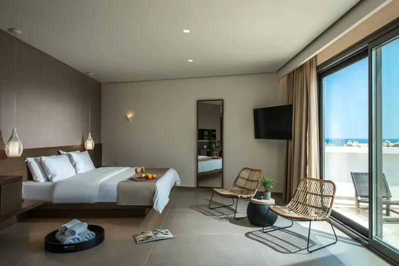 Une chambre lumineuse avec un grand lit et un accès à une terrasse.