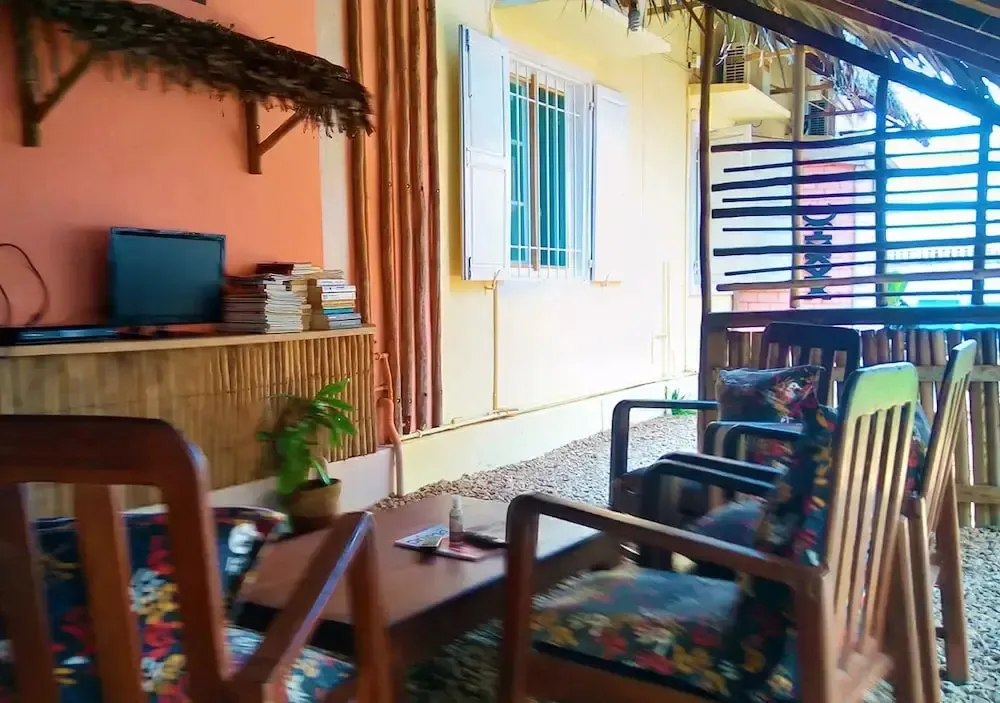 Espace de détente extérieur avec mobilier en bois et plantes.