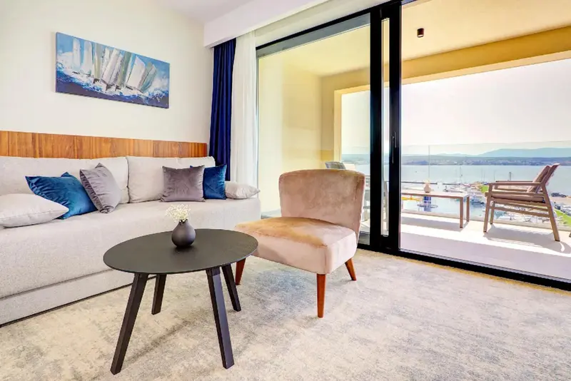 Un salon clair s'ouvre sur une terrasse avec vue sur le port.