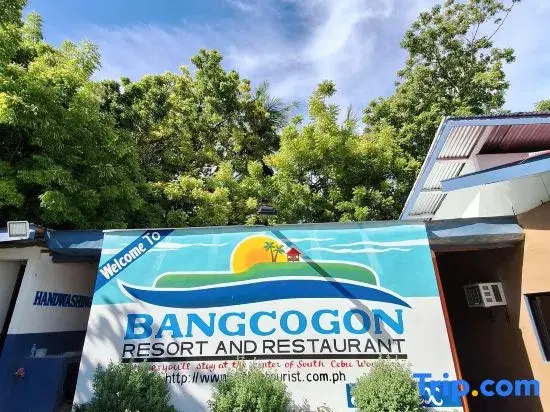 Panneau coloré accueillant les visiteurs d'un complexe hôtelier et d'un restaurant.